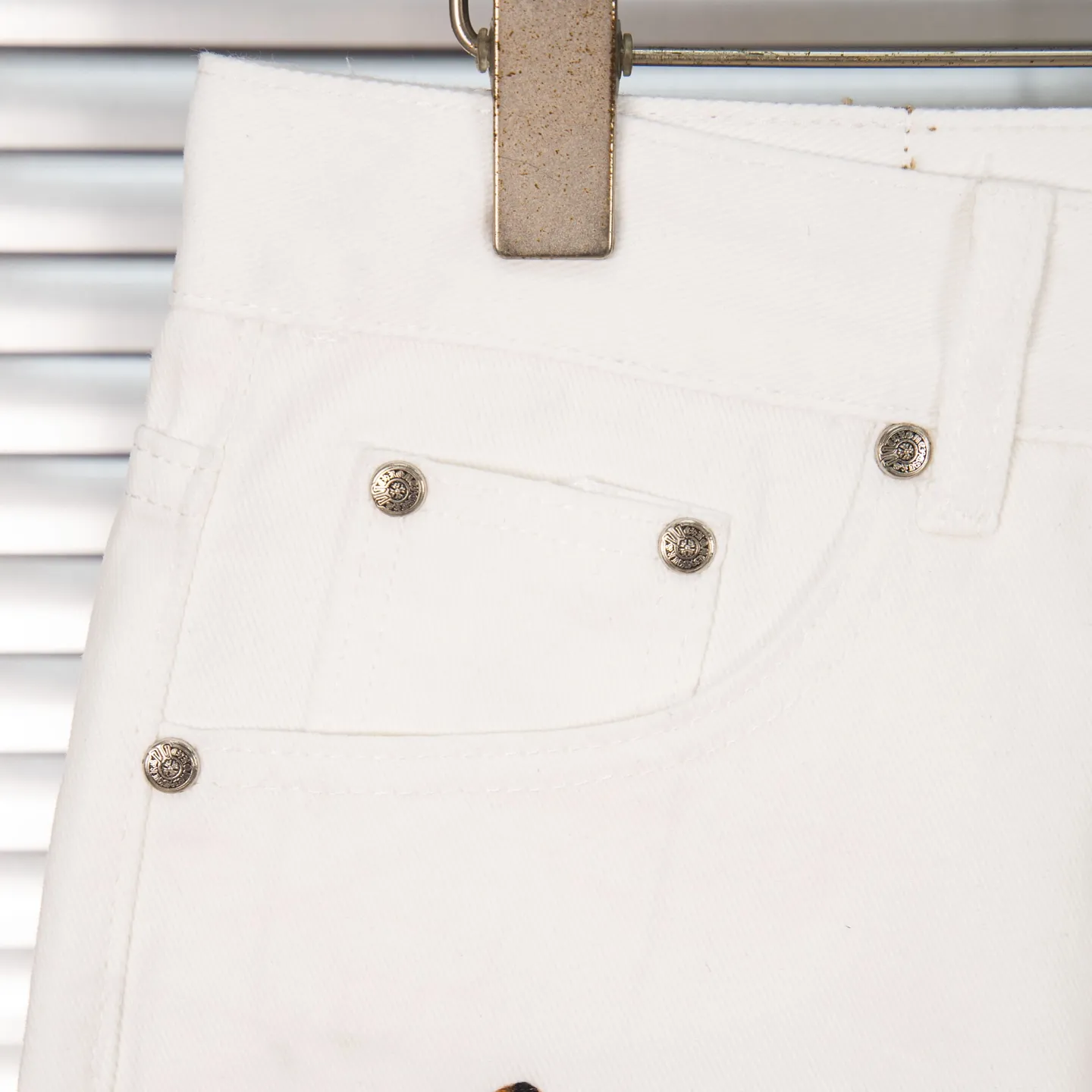 P260 Chrome Hearts 25SS white pants with three-color leopard print blue leather jeans. Chrome Hearts' pants with the most popular colors are made of beaded canvas fabric. Heavy washing makes the upper body of the fabric more textured and the pants are tall and straight! The three-dimensional cutting of the whole trousers is a masterpiece! The hardware is customized by zp. The beaded canvas fabric is thick and soft after being washed. It has good breathability. Customized small leather label. Unique design. The details are simple and elegant, and the workmanship is exquisite. The whole trousers are neatly routed and the details are in place! It’s so cool that both men and women can easily control the genderless trend! Style number: 1771# Color: White Size: 28 30 32 34 36